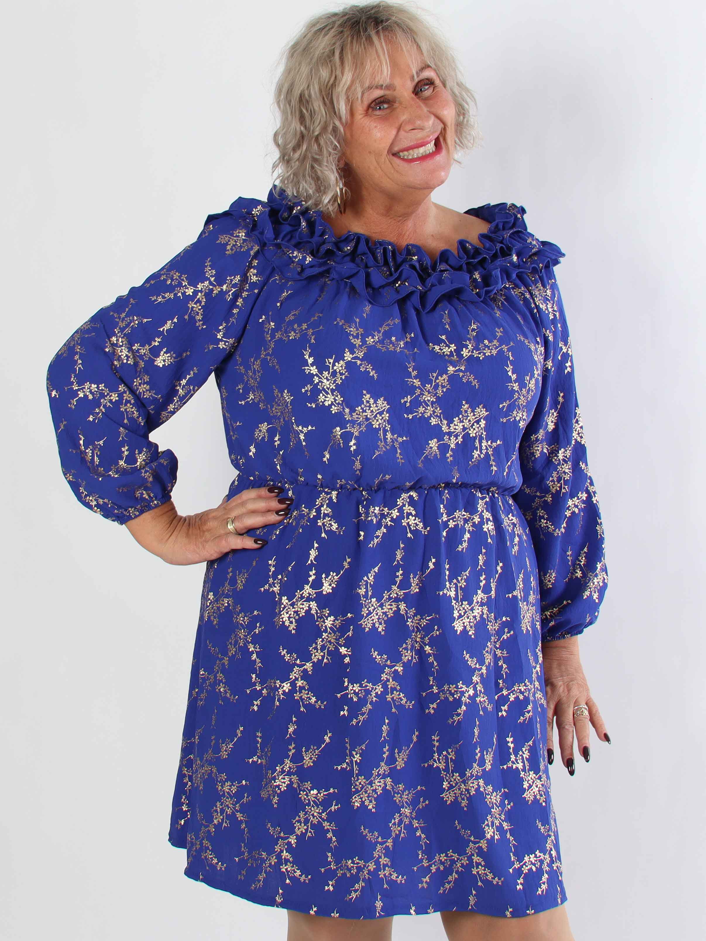 Chili Gold Fitted Dress - Plus size klänning i guldtryck med volangkant och resår i midjan